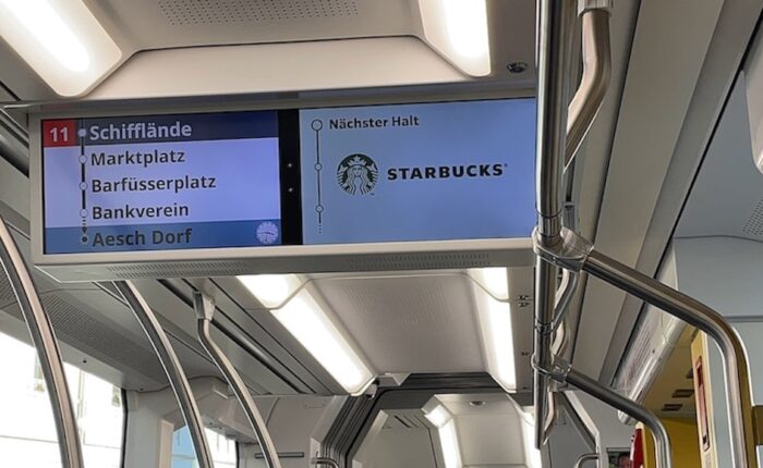 Werbung Bus Bildschirm nächste Haltestelle Starbucks