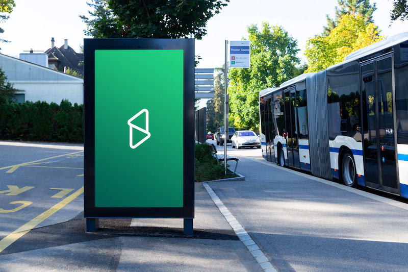 Environment City - Digitaler Werbescreen an einer Bushaltestelle