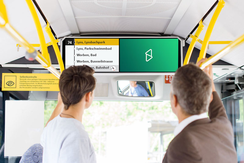 Environment Public Transport - Digitaler Werbescreen in einem Postauto